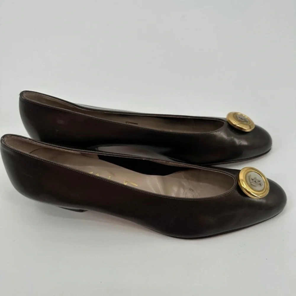Brown Leather Round-Toe Pumps with Gold Emblem